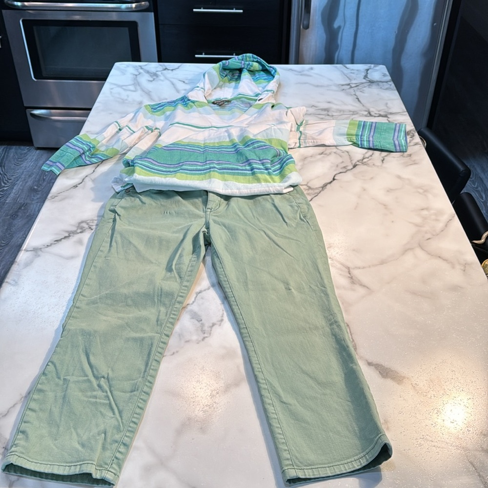 Size 6. 17.” Waist 8 inch rise 22” inseam. Tommy Bahama light green crop pant.